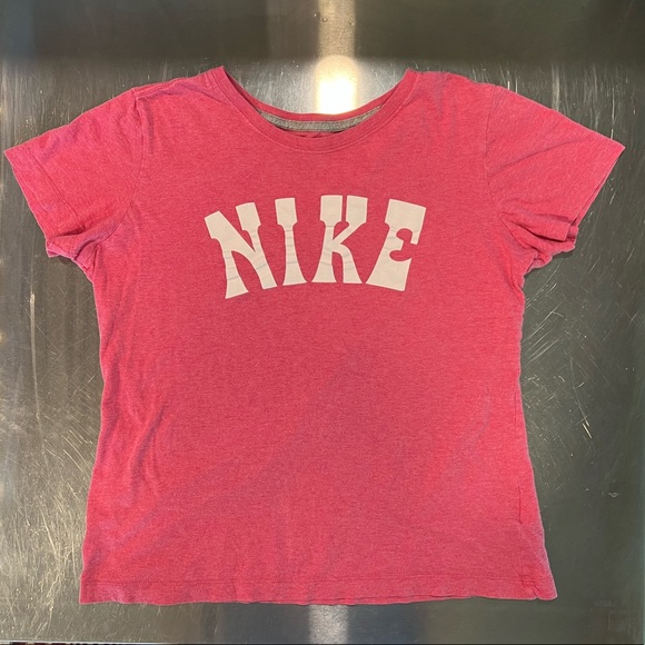 Nike, Slim Fit XL, fits like a medium, pink 100 % cotton T-shirt - Picture 1 of 4